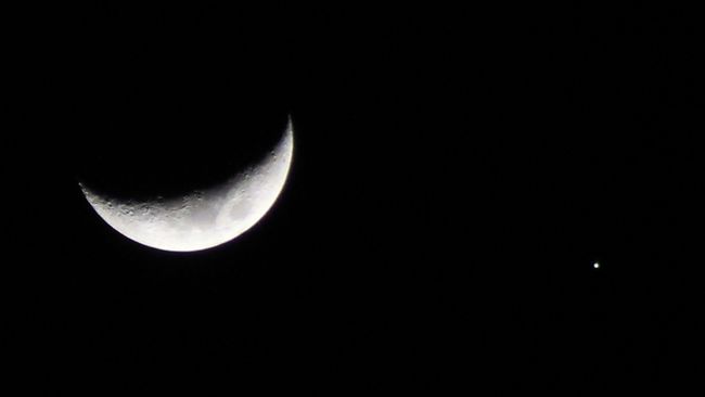 Wajah Terbaik Bulan Bareng 5 Planet Sejajar Akan Tampak Besok Subuh Bulan akan muncul melengkapi penampakan lima planet sejajar di langit subuh hingga 27 Juni.