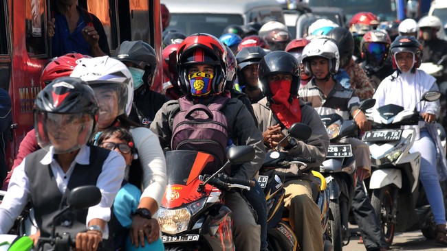 Heboh Bocah Duduk Bersila Saat Naik Motor, Ini Cara Aman Boncengan Viral pengendara wanita membonceng seorang bocah dengan cara cukup nyeleneh, yaitu anak duduk bersila dan menghadap samping.