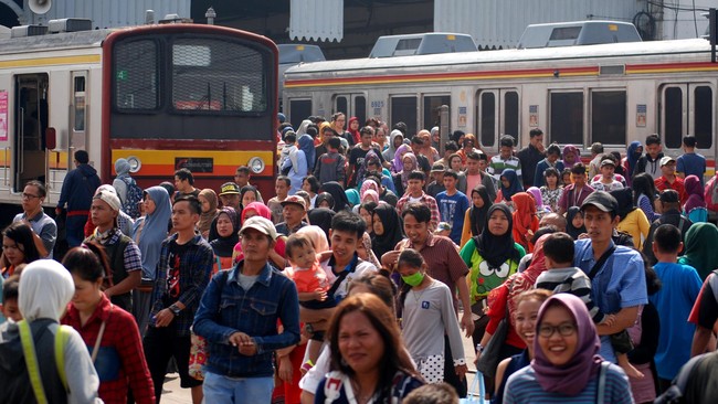 Sejumlah warga melintas usai melakukan perjalanan dengan menggunakan kereta rel listrik (KRL) Commuter Line di Stasiun Bogor, Bogor, Jawa Barat, Minggu (10/7). Menurut PT KAI Commuter Jabodetabek (KCJ), jumlah penumpang KRL Commuter Line selama libur Hari Raya Idulfitri ini mencapai sekitar tiga kali lipat dari rata-rata penumpang harian moda transportrasi tersebut. ANTARA FOTO/Aditya Pradana Putra/foc/16.