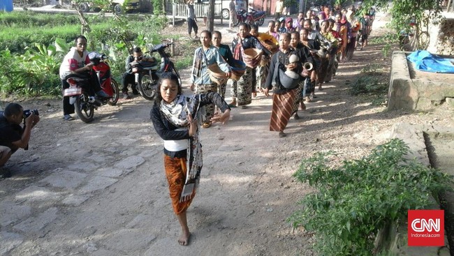 Masyarakat sekitar pegunungan Kendeng di Rembang, Jawa Tengah menggelar tradisi Lebaran Ketupat namun dengan keprihatinan atas pendirian pabrik semen.
