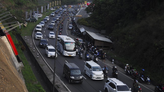 Polresta Bandung, Jawa Barat, telah lima kali memberlakukan rekayasa lalu lintas pengalihan arus di Simpang Nagreg, Sabtu (30/4).