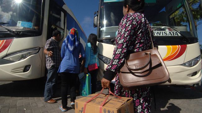 MUDIK BERSAMA GRATIS PAMEKASAN Sejumlah warga bersiap naik ke atas bus saat mudik gratis di Pamekasan, Jawa Timur, Jumat (9/7). Mudik bersama gratis itu difasilitasi Dishub Jatim bekerjasama dengan Pemkab Pamekasan untuk memberikan kemudahan bagi warga untuk kembali ke perantauan. ANTARA FOTO/Saiful Bahri/foc/16.