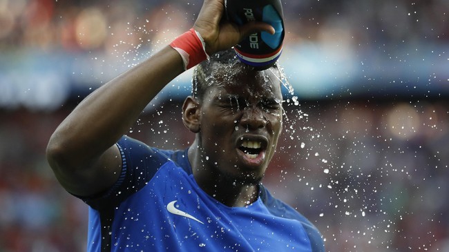 Jose Mourinho memilih untuk memberikan teka-teki terhadap proses transfer yang tengah dilakukan Manchester United terhadap Paul Pogba.