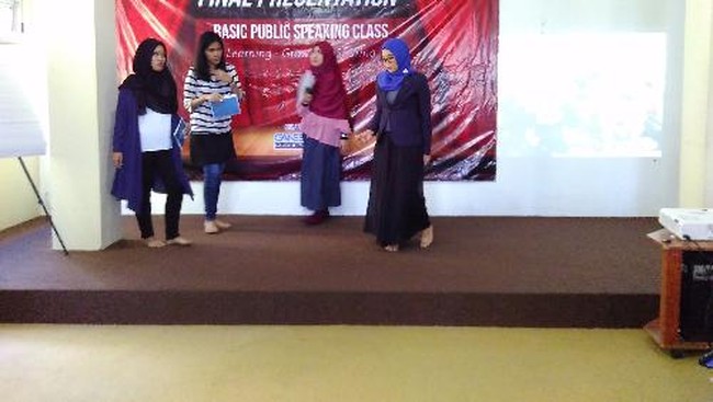 Pembicara hebat mana pun ternyata memiliki pola dalam berbicara. Bahkan mereka memiliki kebiasaan hebat sebelum mereka tampil di depan umum. Yuk pelajari.