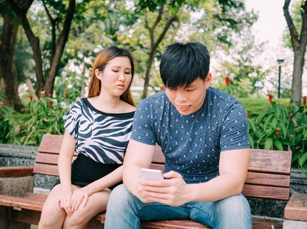 Saya Kecolongan: Uang Suami Saya Pegang Tapi Dia Masih Bisa Pesan PSK Online