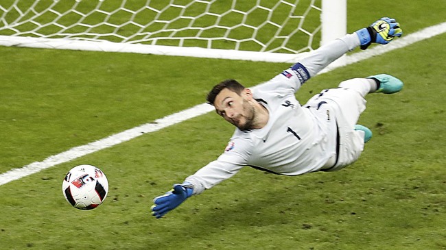 Kiper nomor satu Tottenham Hotspur dan Timnas Perancis, Hugo Lloris, mengaku amat terinsiprasi oleh sosok Gianluigi Buffon.