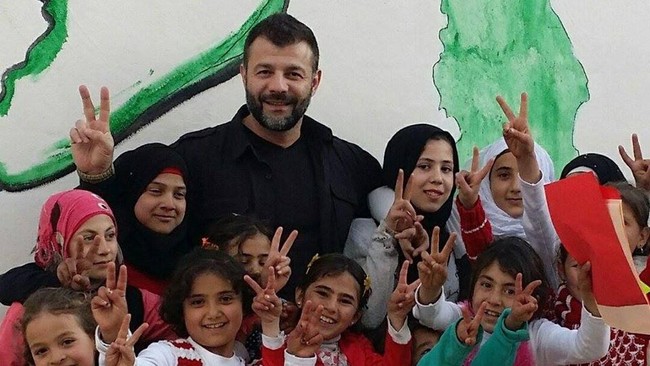 Rami Adham mempertaruhkan nyawa dalam perjalanan dari Finlandia menuju medan perang Suriah, demi mengantar mainan yang membuat anak-anak Suriah bahagia.