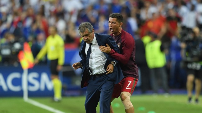 Cedera lutut tak menghalangi Cristiano Ronaldo untuk menjadi kapten. Ia berdiri di pinggir lapangan dan berteriak, memotivasi setiap rekannya yang bermain.