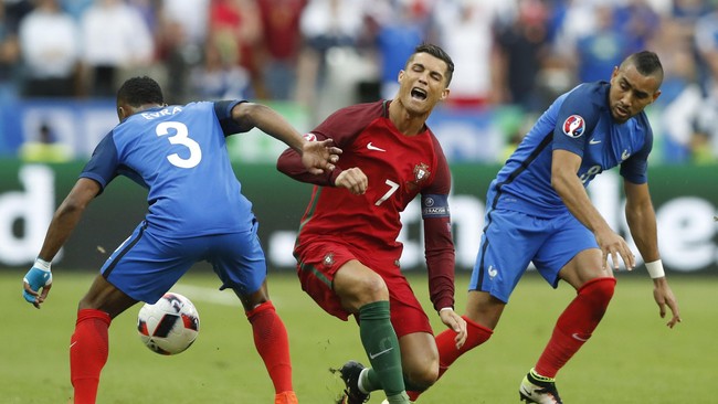 Akibat pelanggaran keras yang dilakukan winger Perancis, Dimitri Payet, penyerang Portugal, Cristiano Ronaldo, tak bisa melanjutkan pertandingan.