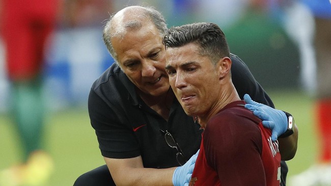 Pepe sempat mengajak para pemain Portugal untuk mempersembahkan kemenangan bagi Cristiano Ronaldo yang tak bisa melanjutkan pertandingan.