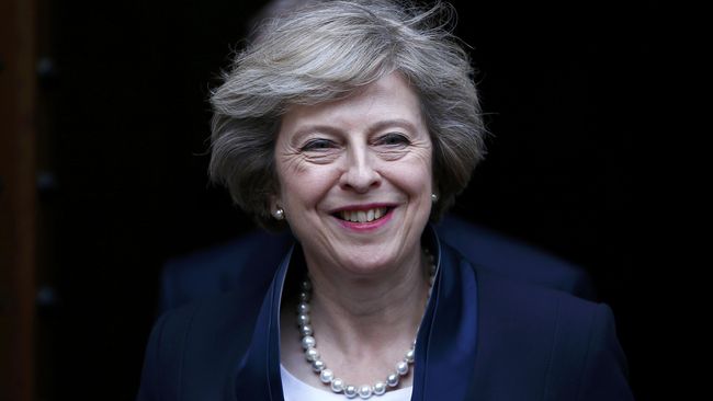 Perdana Menteri Inggris Theresa May 'diserang' netizen dan ahli pembuat kue karena resep scones-nya yang dianggap tak masuk akal.