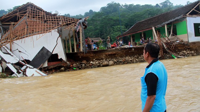 BMKG menyebut salah satu tanda adanya potensi banjir bandang yakni air sungai berubah keruh ketika curah hujan meningkat.