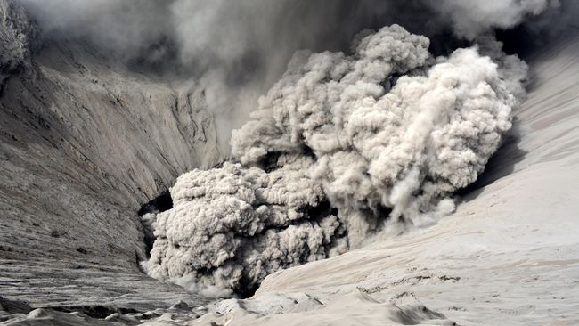 Seorang bule berbahasa Jerman memamerkan aksi tercela mengencingi Gunung Bromo di Jawa Timur yang dikenal sakral. 