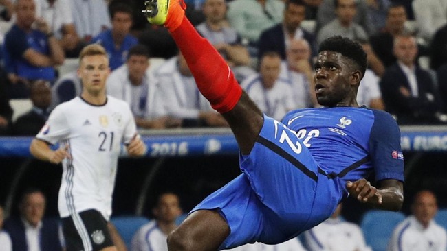 Bek timnas Perancis, Samuel Umtiti, dikontrak FC Barcelona selama lima musim dari Olympique Lyon dengan nilai transfer seharga €25 juta.