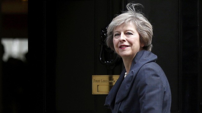 Calon PM baru Inggris Theresa May punya pengalaman 30 tahun di dunia politik, tapi perhatian malah fokus pada selera berbusananya.