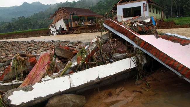 Sebanyak 151 kepala keluarga diungsikan setelah longsor melanda pada Jumat, yang membuat rusak tiga unit rumah serta melukai lima orang warga.