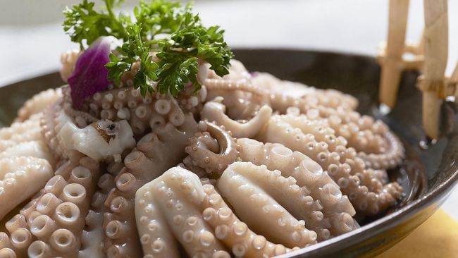 Tahukah kamu bahwa penularan flu Singapura bisa terjadi melalui konsumsi seafood mentah? Berikut ini penjelasan dokter.