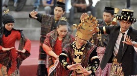 Todung Mulya Lubis Ikut Manortor di Pernikahan Kahiyang-Bobby