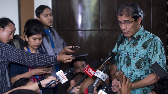 Menurut Hadar, warga yang tak bisa mencoblos karena kehabisan surat suara disebabkan meningkatnya warga yang mencoblos satu jam sebelum habis masa pencoblosan.