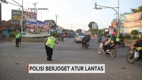 Polisi Atur Lalu Lintas dengan Joget