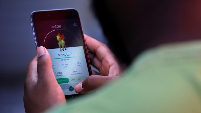 Jelang tengah malam, Pierre masuk ke Kodim Cirebon. Dia dipanggil petugas, namun lari dan melompati portal pintu Kodim. Katanya, dia berburu Pokemon.