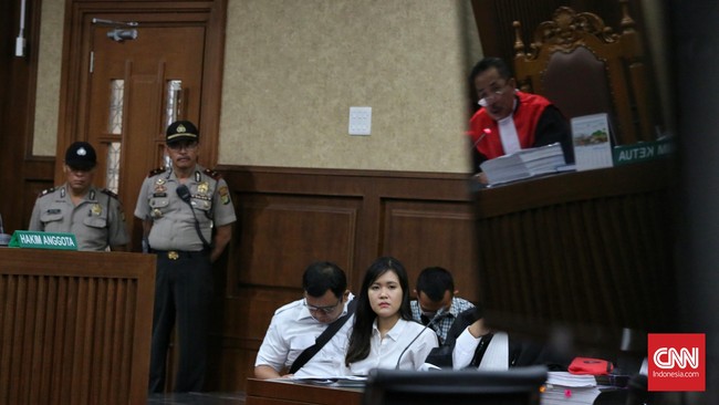 Pengunjung sidang yang sebagian besar berasal dari keluarga Mirna pun langsung bersorak. Mereka meneriaki Jessica sebagai tukang bohong.