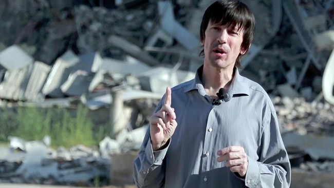 John Cantlie, kembali muncul dalam sebuah video propaganda ISIS yang diambil di kota Mosul, Irak. Cantlie telah diculik sejak 2012.