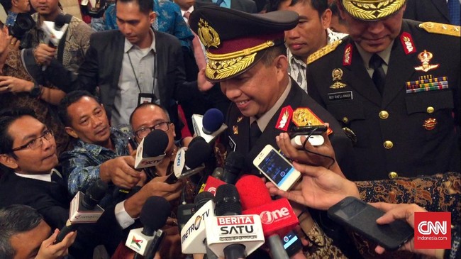 Pelantikan Jenderal Tito Karnavian di Istana Negara kemarin diwarnai keriuhan saat ia berhadapan dengan seniornya, Wakapolri Komjen Budi Gunawan.