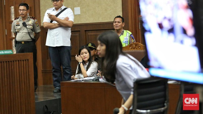 Hanie terus berada di samping Mirna dan berusaha memanggilnya. Sementara itu Jessica berdiri dan hanya menonton saat Hanie sibuk mengurus Mirna.