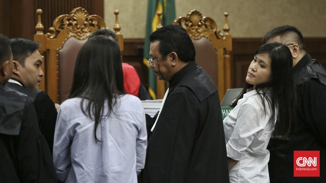 Rekaman CCTV memuat gambar saat Jessica menunggu korban, Wayan Mirna Salihin dan temannya Hani Juwita Boon datang ke Kafe Olivier.