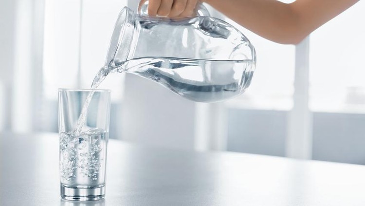 Main di luar ruangan memang mengasyikkan bagi anak-anak. Tapi jangan sampai karena keasyikan main, mereka jadi lupa minum.