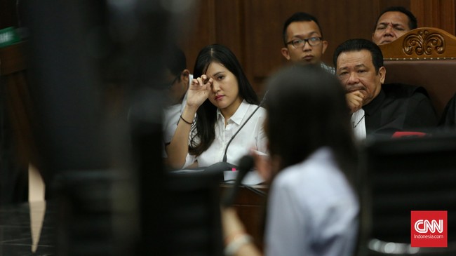 Melihat rekaman CCTV, Ayah Mirna yakni Darmawan Salihin yang hadir dalam persidangan berceletuk, "Garuk-garuk terus tuh tangannya, gatal kali," tuturnya.