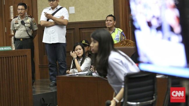 Jessica mengaku pada korban Wayan Mirna Salihin dan saksi Hanie Juwita Boon bahwa dirinya masih di jalan dan belum tiba di Kafe Olivier.