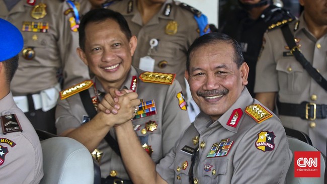 Jenderal Tito Karnavian menegaskan, meski pucuk pimpinan Polri berganti, perburuan terhadap Santoso tetap target utama. Operasi Tinombala berlanjut.
