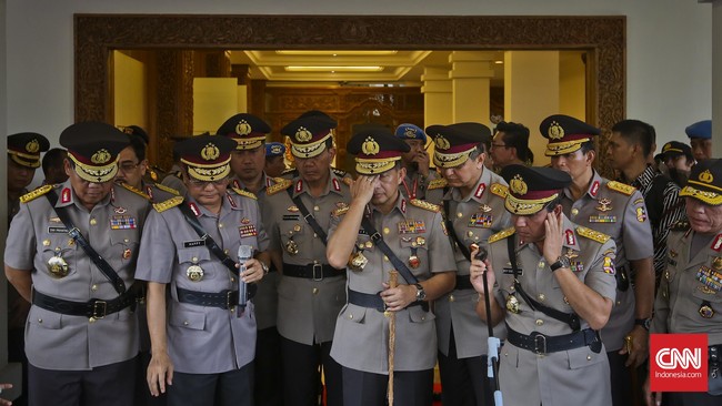Calon Kapolri adalah perwira tinggi aktif dengan memperhatikan jenjang kepangkatan dan karier. Tidak ada pertimbangan agama dalam syarat calon Kapolri.