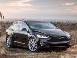 Viral, Autopilot Tesla Nyerah di Jalanan Vietnam