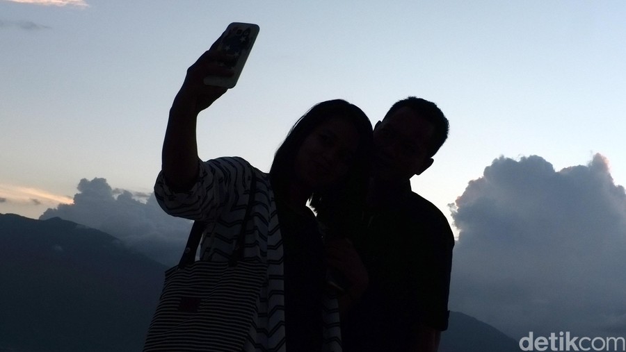 Selfie mengunakan hp smartphone. dikhy sasra/ilustrasi/detikfoto