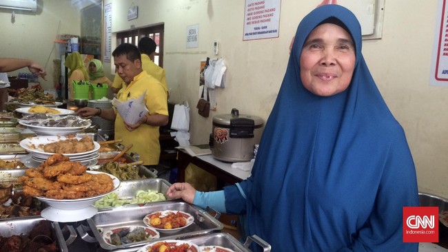 Refmaningsih membuka warung Bopet Mini di Pasar Benhil yang menjual ketupat dan bubur kampiun. Tahun 1980-an, dia menjualnya seharga Rp250.