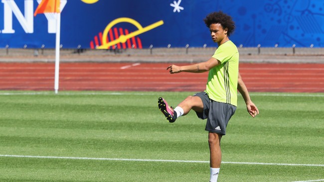 Winger kanan internasional Jerman Leroy Sane telah diperkenalkan secara resmi oleh Manchester City. Ia dibeli dari Klub Bundesliga Schalke 04.