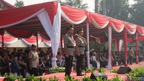 Badrodin Serahkan Tongkat Komando ke Tito Karnavian