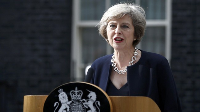 Theresa May mengatakan, Trump harus menjalin hubungan baik dengan Putin, tapi tetap berhati-hati.