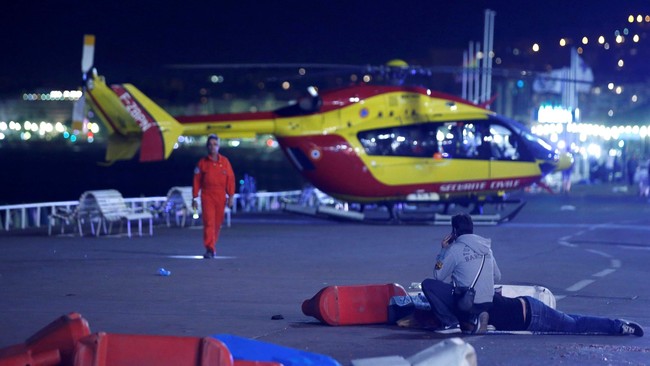 Setidaknya 75 orang tewas ketika sebuah truk trailer ditabrakkan ke pusat keramaian di Nice, Perancis, saat perayaan Bastille Day.