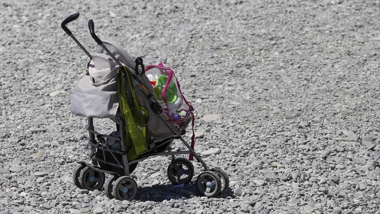 Ayah ini maraton sambil mendorong stroller. Benar-benar hanya stroller tanpa ada bayi yang berbaring di dalamnya.