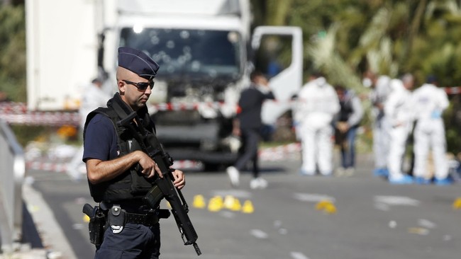 Polisi menangkap dua orang di kota Nice, Perancis, yang diduga terkait dengan serangan teror truk pada Bastille Day pekan ini.