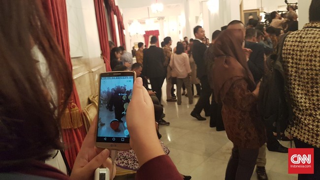 Sekretaris Kabinet Pramono Anung mengaku pakai aplikasi Pokemon Go dan dia bisa melihat Pokemon jenis apa saja yang ada di lingkungan Istana Kepresidenan.