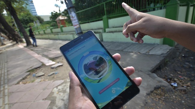 Polda Metro Jaya melarang masyarakat yang bermain Pokemon Go di markas polisi karena dinilai bukan area publik dan adanya dokumen rahasia.