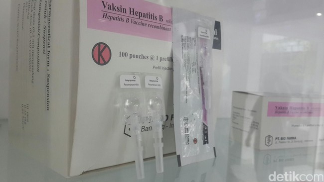 Dinas Kesehatan Provinsi Jabar juga mengecek stok vaksin di provinsi, kota, dan kabupaten agar bisa membantu 13 RS yang menerima vaksin palsu.