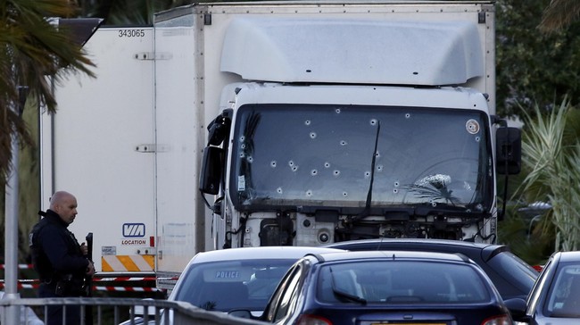 Serangan teror menggunakan truk di Nice, Prancis, membuat pemerintah memperkuat pengamanan di seluruh negeri.