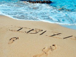 Pantai di Spanyol Akan Lanjutkan #jagajarakdulu & Rajin Cuci Tangan