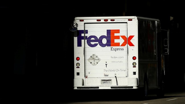 Perusahaan pengiriman barang FedEx melayangkan gugatan kepada Departemen Perdagangan AS karena mengharuskan perusahaan untuk memberlakukan larangan ekspor.